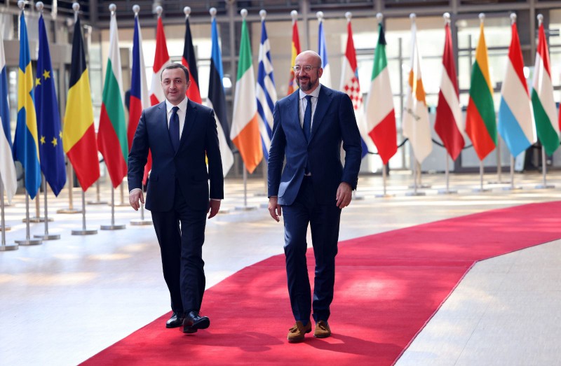 პრემიერ-მინისტრ ირაკლი ღარიბაშვილს ევროპული საბჭოს პრეზიდენტმა შარლ მიშელმა სამუშაო სადილზე უმასპინძლა