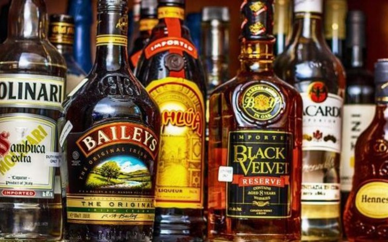 კრემლმა რუსეთში ალკოჰოლის ელიტარული ბრენდების კონტრაბანდა დაუშვა - Bloomberg