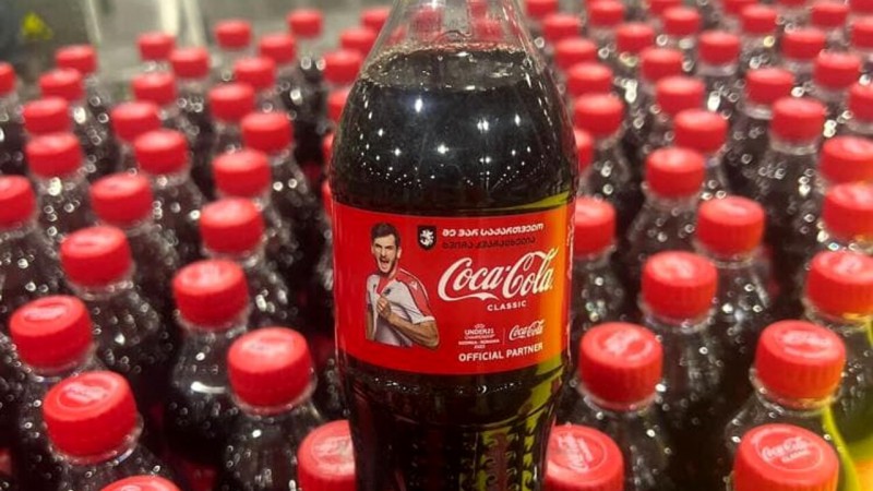 Coca-Cola და SSC Napoli ხვიჩა კვარაცხელიას გამოსახულებით Coca-Cola-ს ბოთლების წარმოებაზე შეთანხმდნენ - Napolitoday