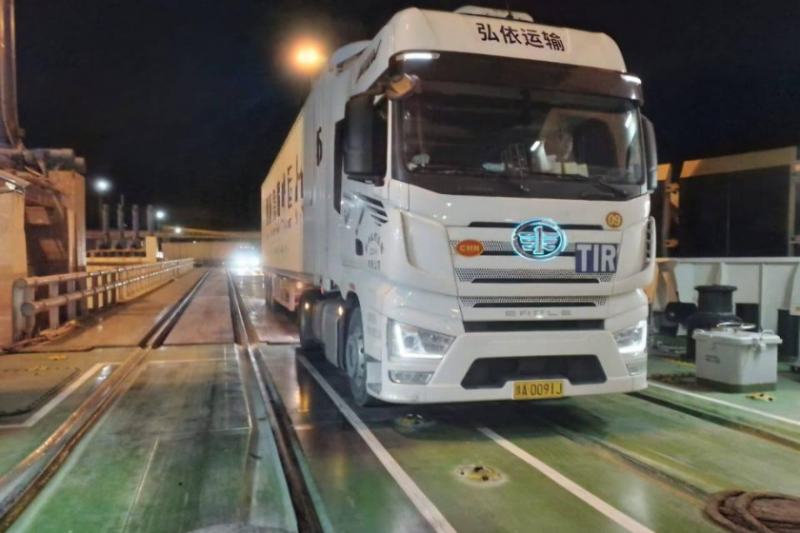 ჩინურმა სატვირთო ავტომობილებმა ევროპაში ტვირთის სატრანზიტო გადაზიდვა საქართველოს გავლით დაიწყეს