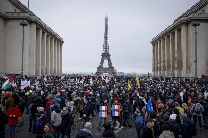პარიზის ქუჩებში, ახალი საიმიგრაციო კანონის გასაპროტესტებლად ათასობით ადამიანი გამოვიდა