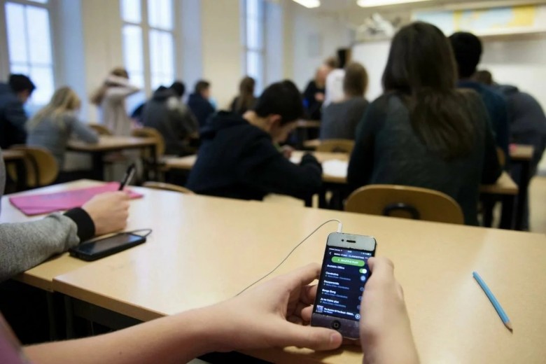 რუსეთი სკოლებში მობილური ტელეფონების გამოყენების აკრძალვას გეგმავს