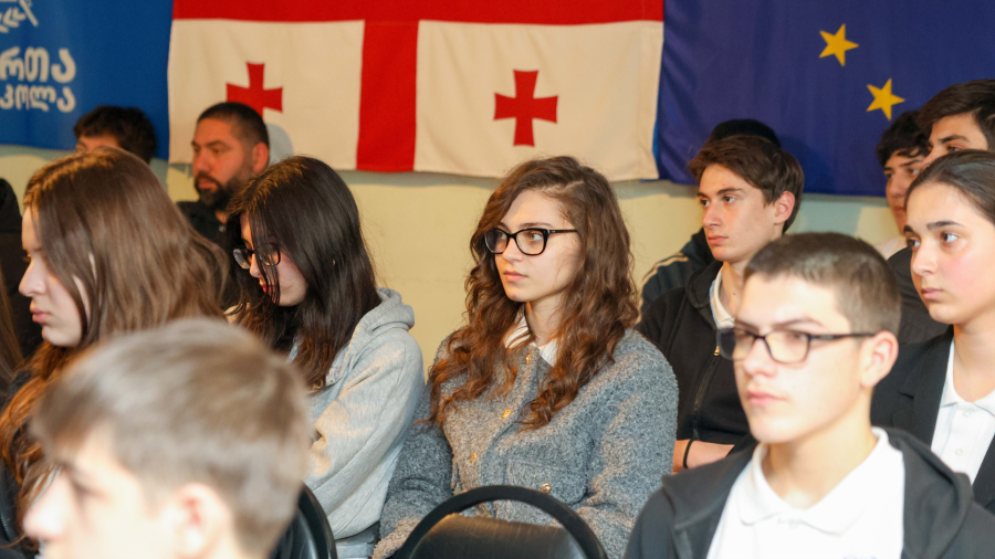 პლასტმასის გარემოზე ზეგავლენის შესახებ და გარემოსდაცვითი ცნობიერების ამაღლების მიზნით, თბილისის „ნიჭიერთა“ სკოლაში საინფორმაციო-შემეცნებითი შეხვედრა გაიმართა