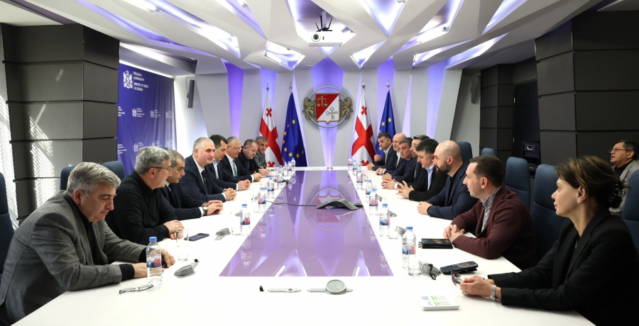 საქართველოს ფინანსთა მინისტრმა, ლაშა ხუციშვილმა შემოსავლების სამსახურის თანამშრომლებს ახალი ხელმძღვანელი - მიხეილ მაღლაკელიძე წარუდგინა