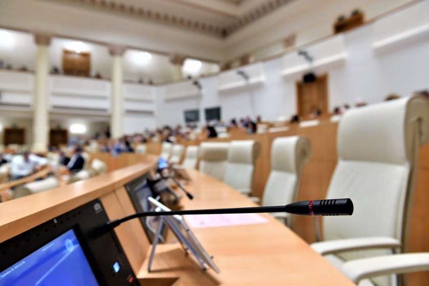 დღეს პარლამენტის პლენარულ სხდომაზე განათლების მინისტრს მოუსმენენ