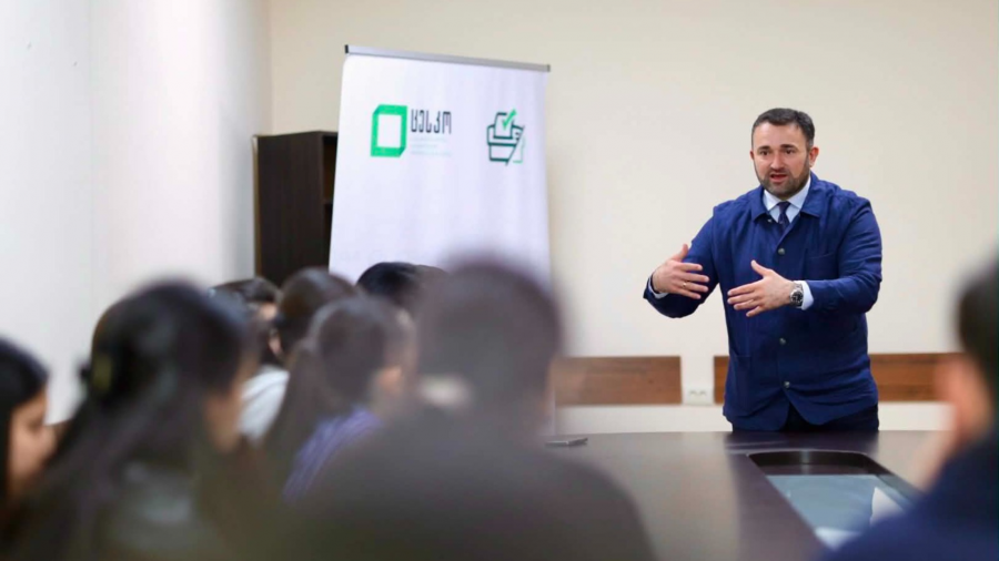 ცესკოს თავმჯდომარე ახალციხეში ეთნიკური უმცირესობების წარმომადგენელ ახალგაზრდებს შეხვდა
