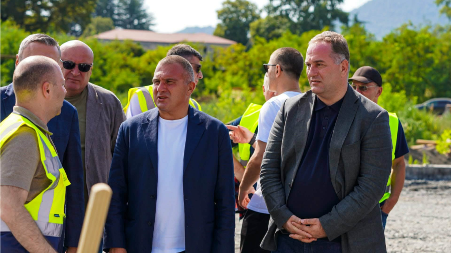 რევაზ სოხაძე კახეთის რეგიონში მიმდინარე საფეხბურთო სავარჯიშო მოედნების მშენებლობის პროცესს ადგილზე გაეცნო