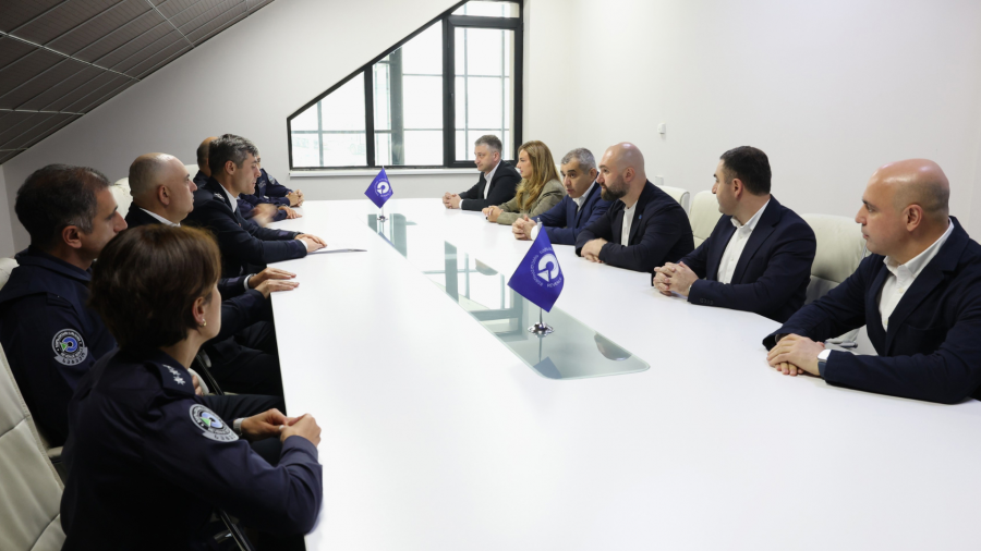 ფინანსთა სამინისტროს შემოსავლების სამსახურის უფროსი, მიხეილ მაღლაკელიძე სგპ ,,ყაზბეგს“ ესტუმრა და საბაჟო დეპარტამენტის სტრუქტურული ერთეულების წარმომადგენლებთან სამუშაო შეხვედრა გამართა