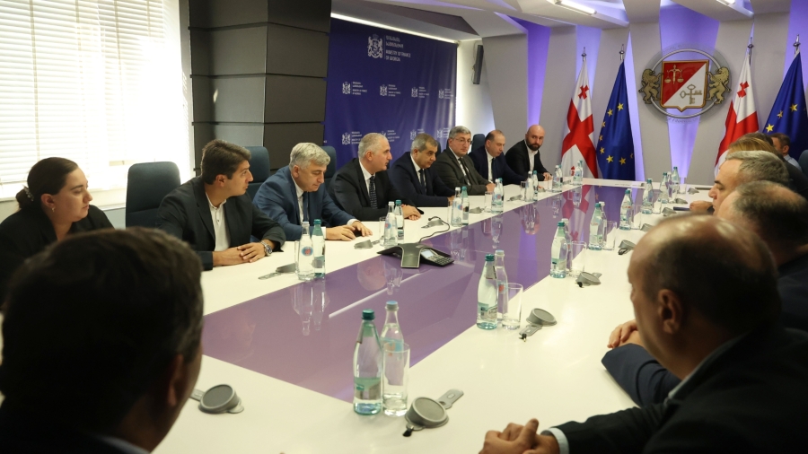 ფინანსთა მინისტრმა ლაშა ხუციშვილმა შემოსავლების სამსახურის თანამშრომლებს ახალი ხელმძღვანელი წარუდგინა