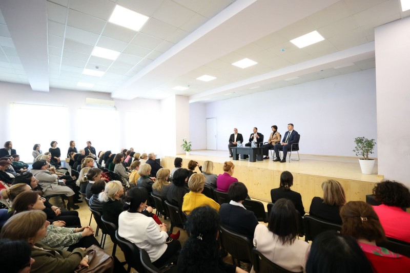 გიორგი ამილახვარმა მორიგი შეხვედრა მასწავლებლებთან ქალაქ რუსთავში გამართა